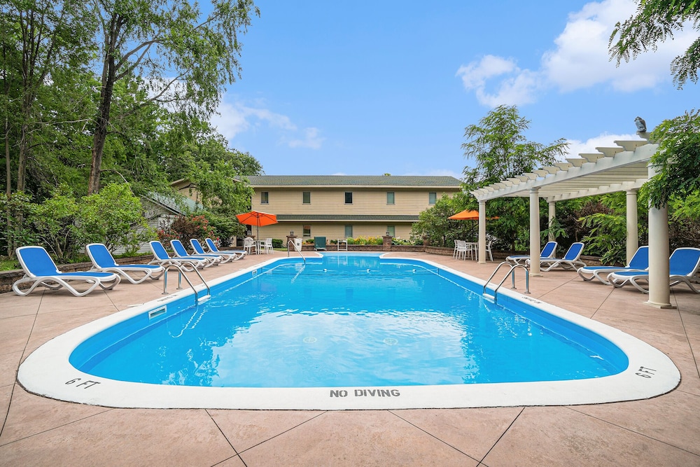 Howard Johnson by Wyndham Traverse City 38/47