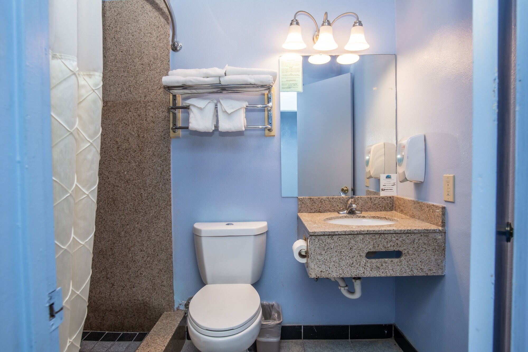 غرفة قياسية بسريرين مزدوجين، Aqua Breeze Inn 2/2