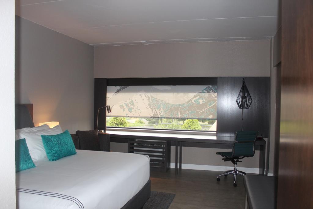 Suite, King Bed, Dining Area