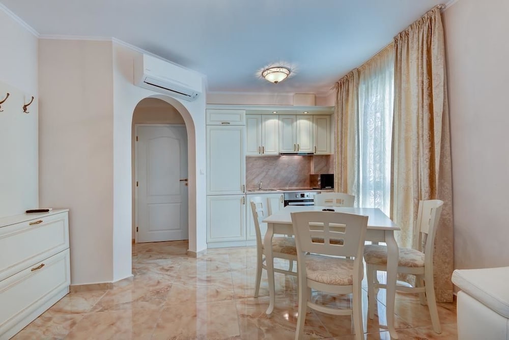Venera and Anastasia Palace Apartments 31/75