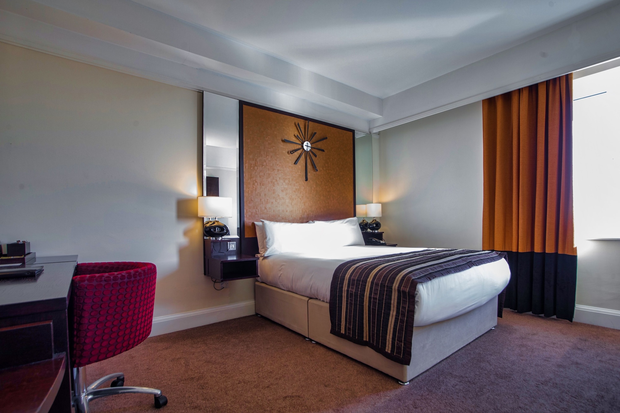 SUPERIOR, QUEEN BED