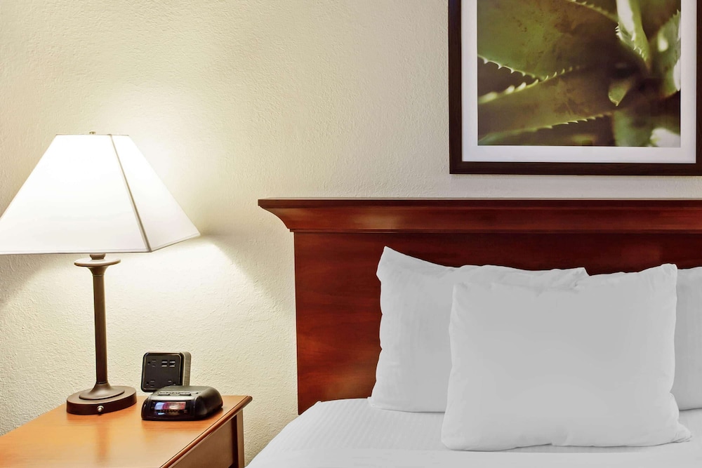 La Quinta Inn & Suites by Wyndham Stamford / New York City 23/59