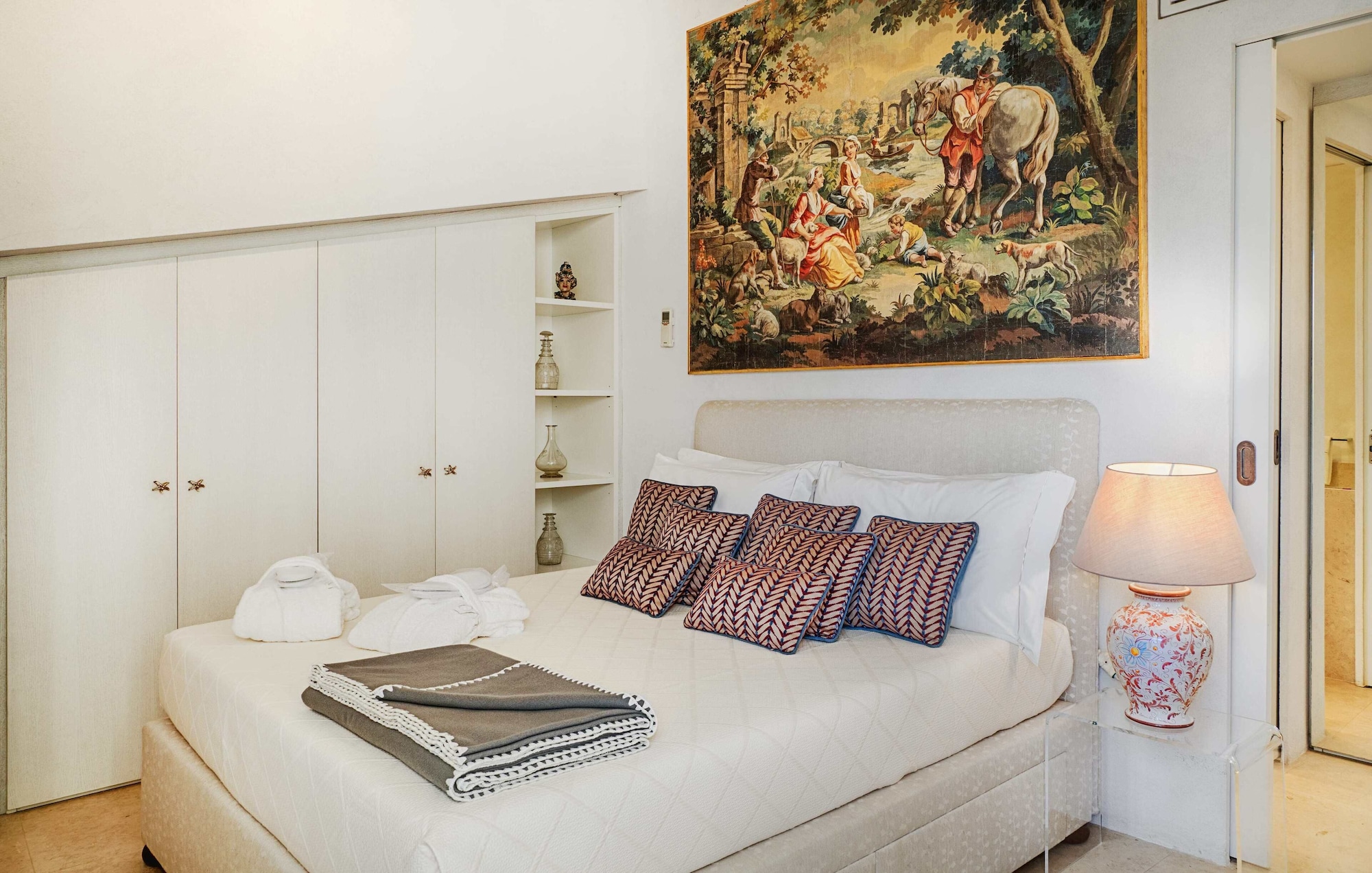 EXCLUSIVE, SUITE