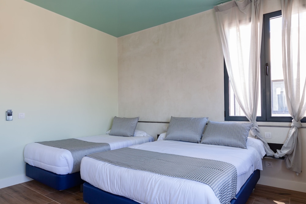 ROOM, TRIPLE, CITY VIEW