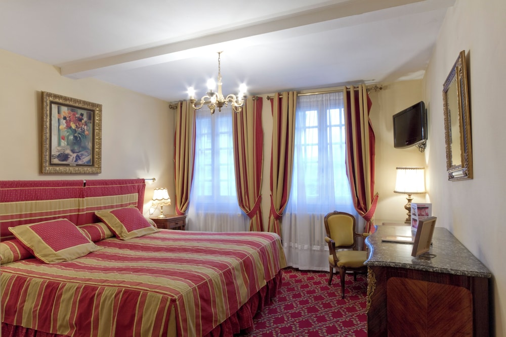 Village, Queen Bed