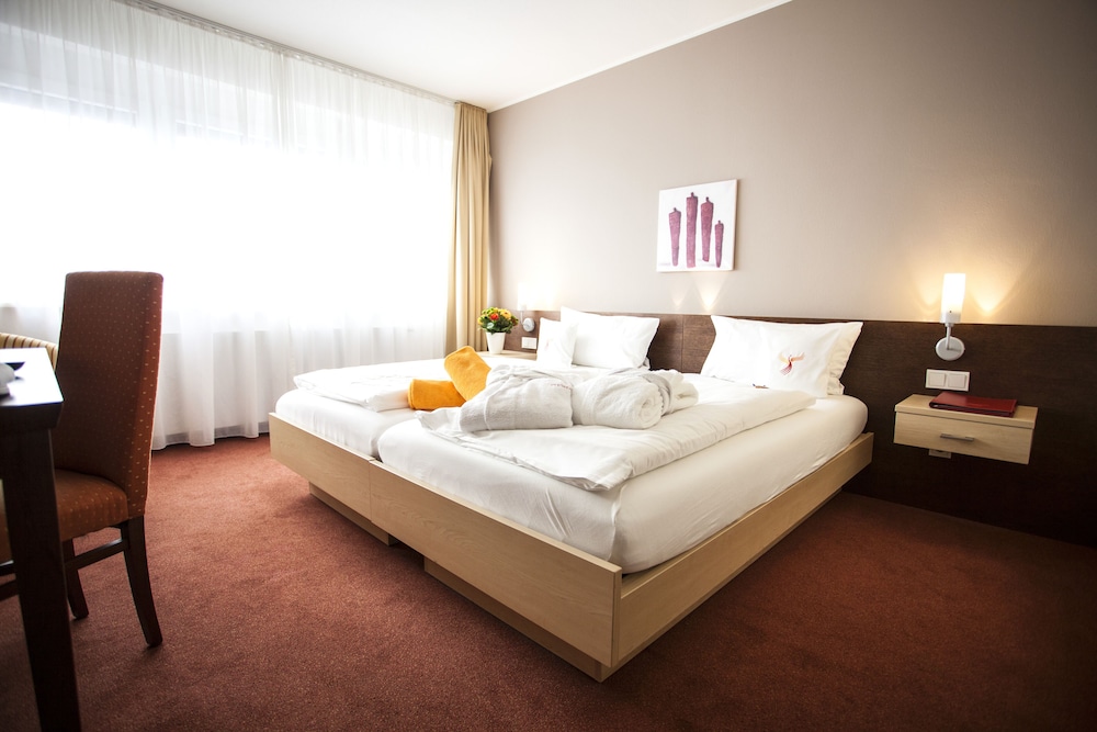 Phonix Hotel 8/47