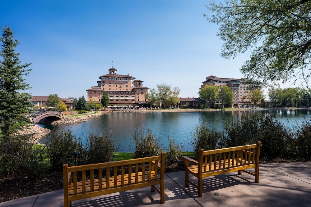 THE BROADMOOR 69/73