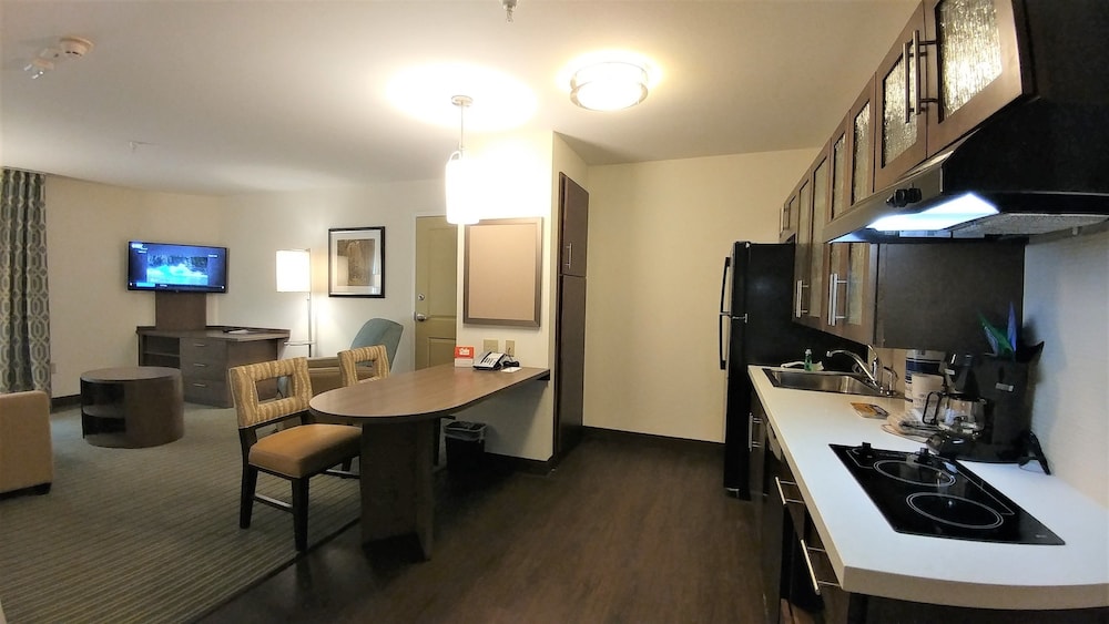 Candlewood Suites Pensacola University Area 43/58