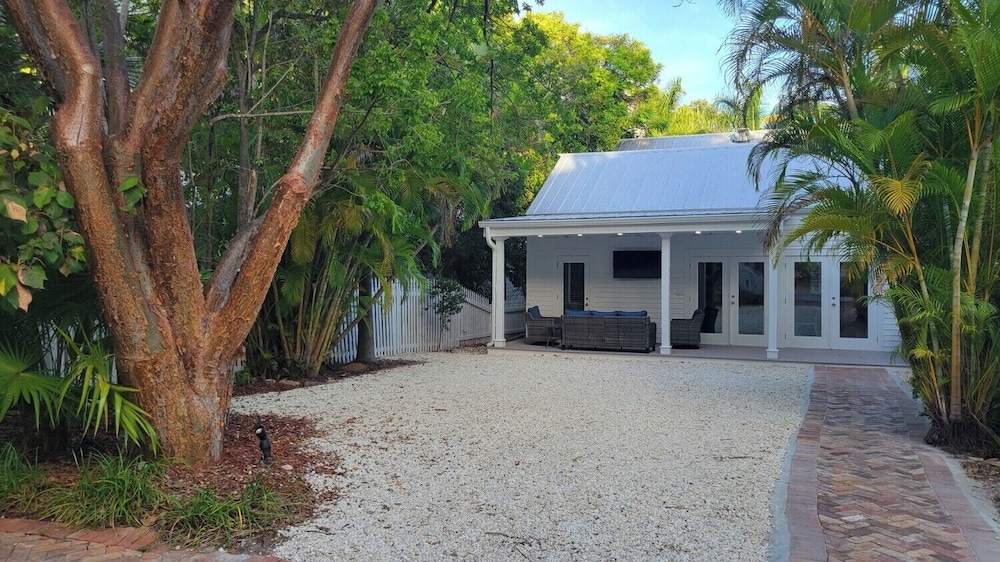 The Paradise Inn Adults Only 74/75