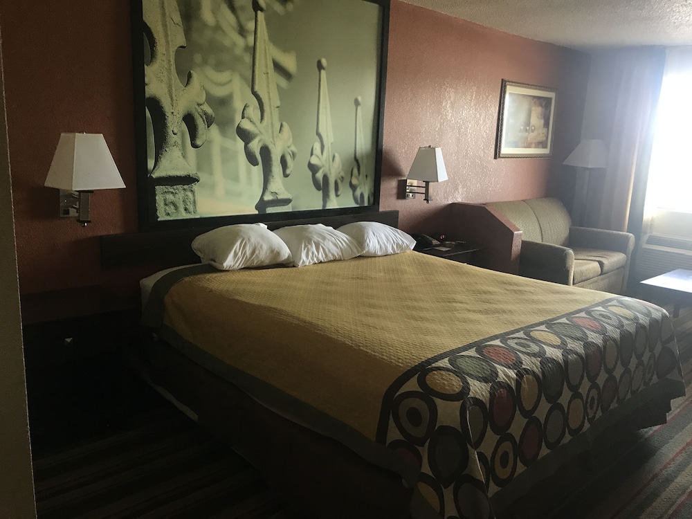 Super 8 by Wyndham Monroe 21/67