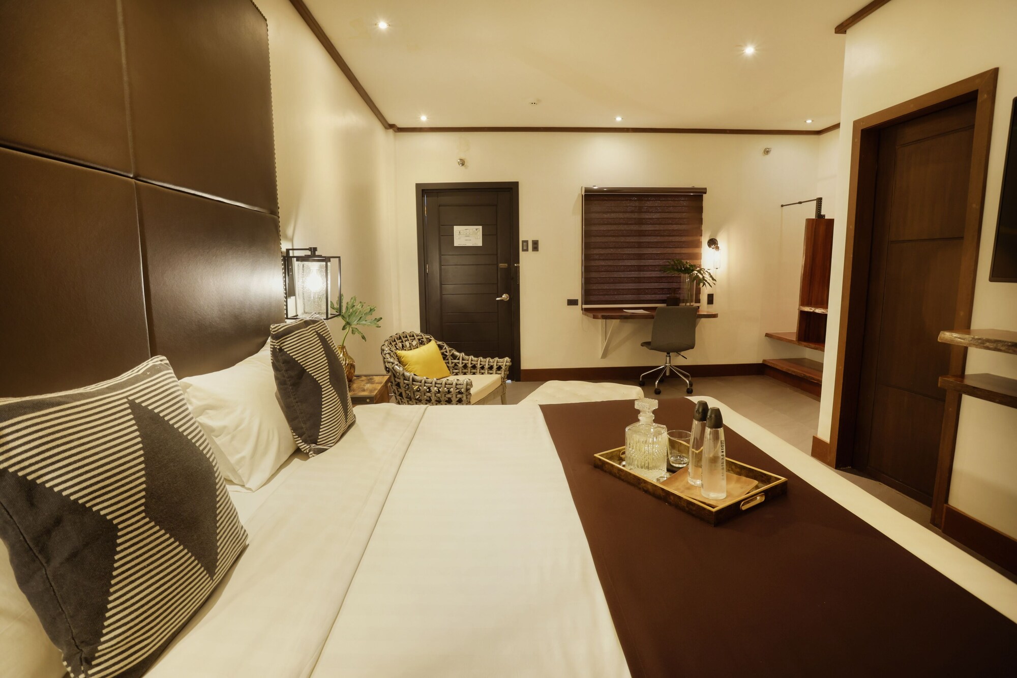 DELUXE, KING BED