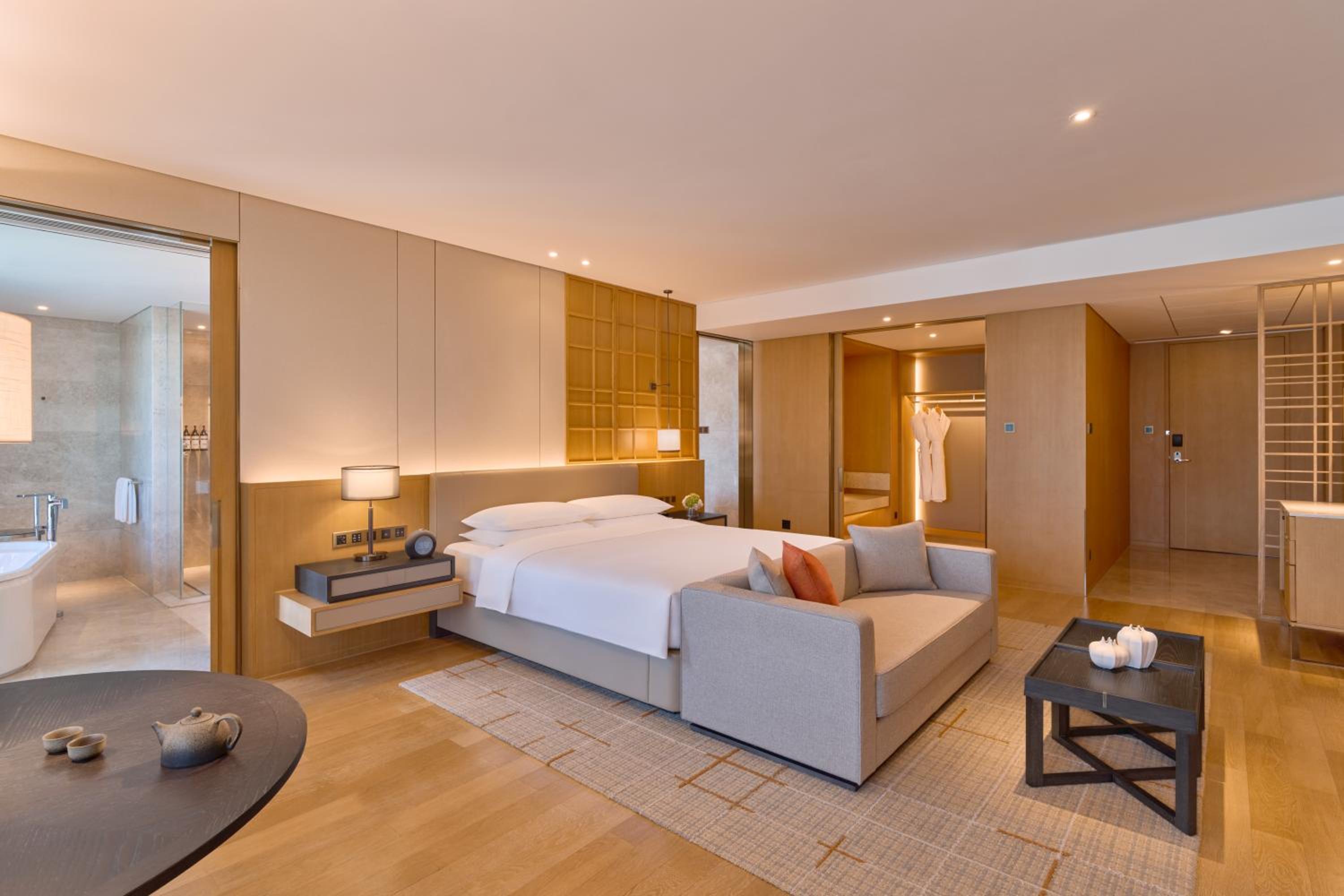Premier, King Bed, Airport View