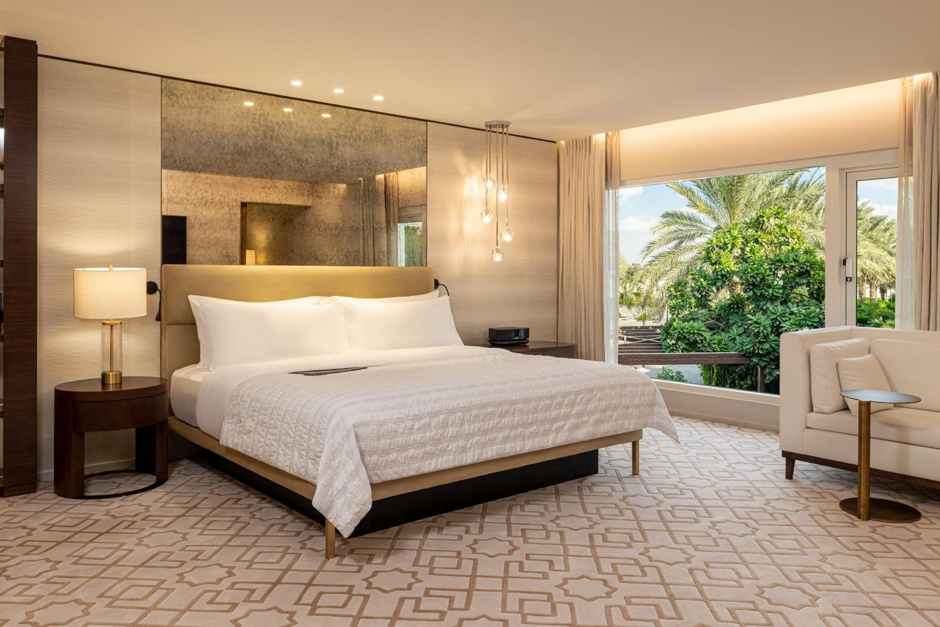 جناح بريميوم تنفيذي كبير بسريرين منفصلين بإطلالة على الحديقة مع دخول الصالة، Le Meridien Dubai Hotel and Conference Centre 3/10