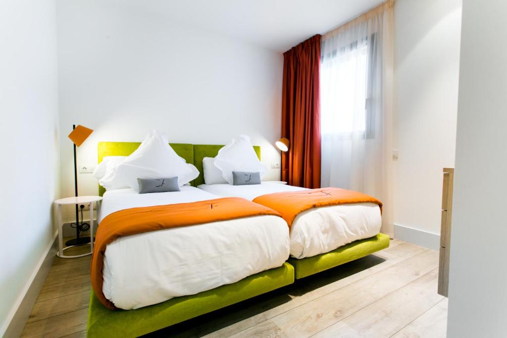 3 Bedrooms, Apartment, Single