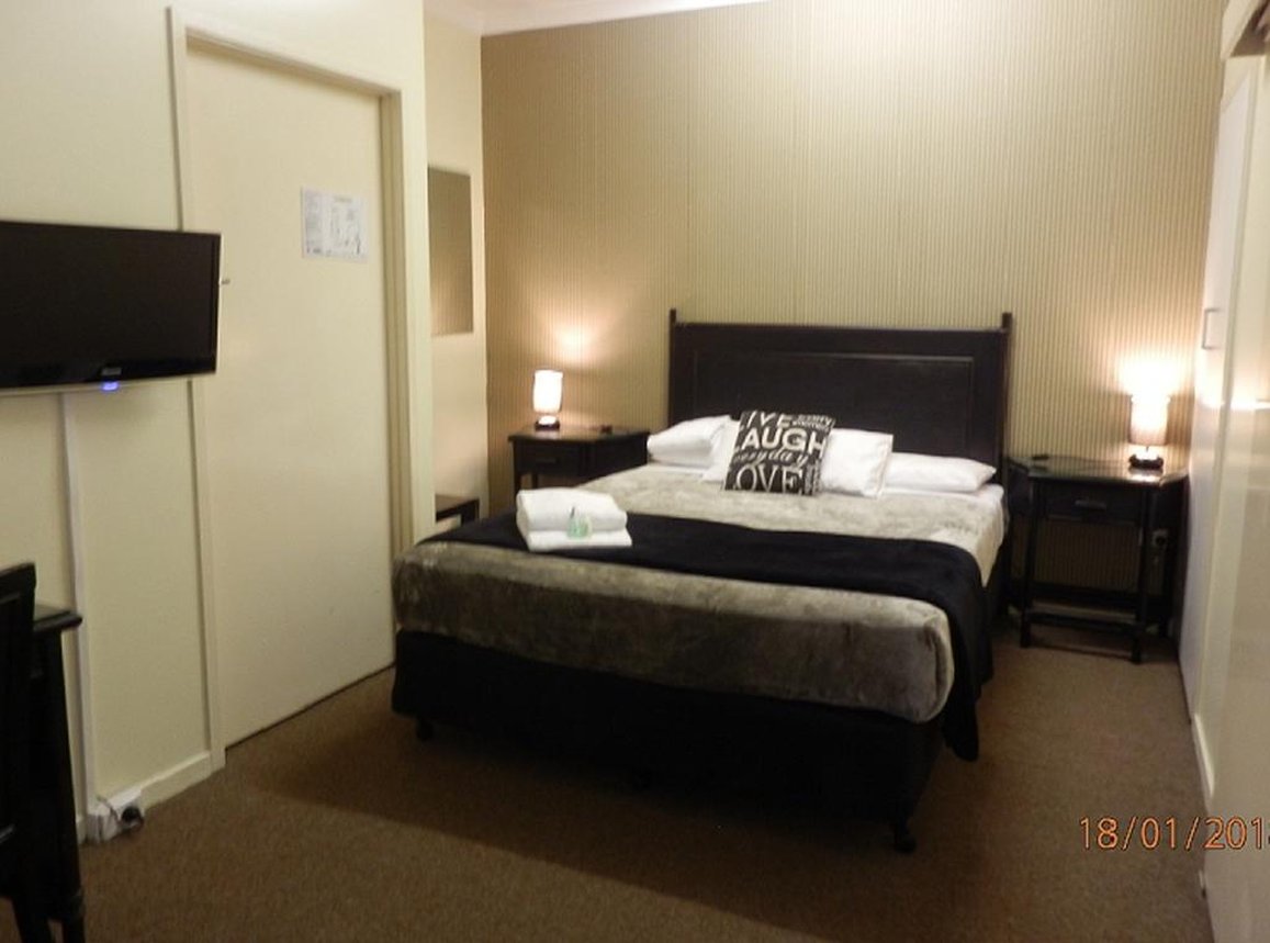 Flying Spur Motel 8/30