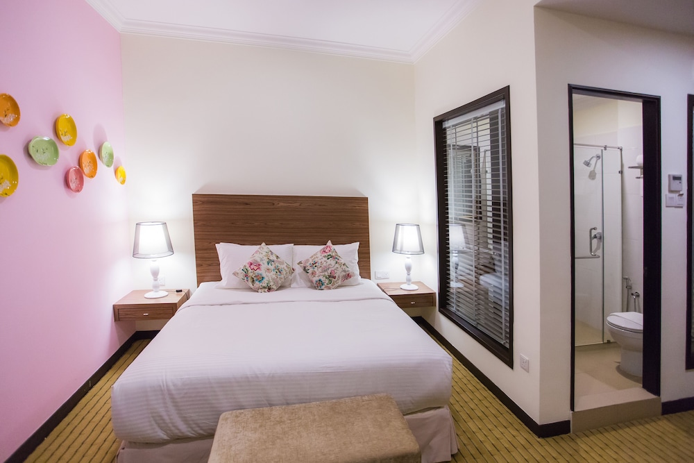 Classic, King Bed, No Window