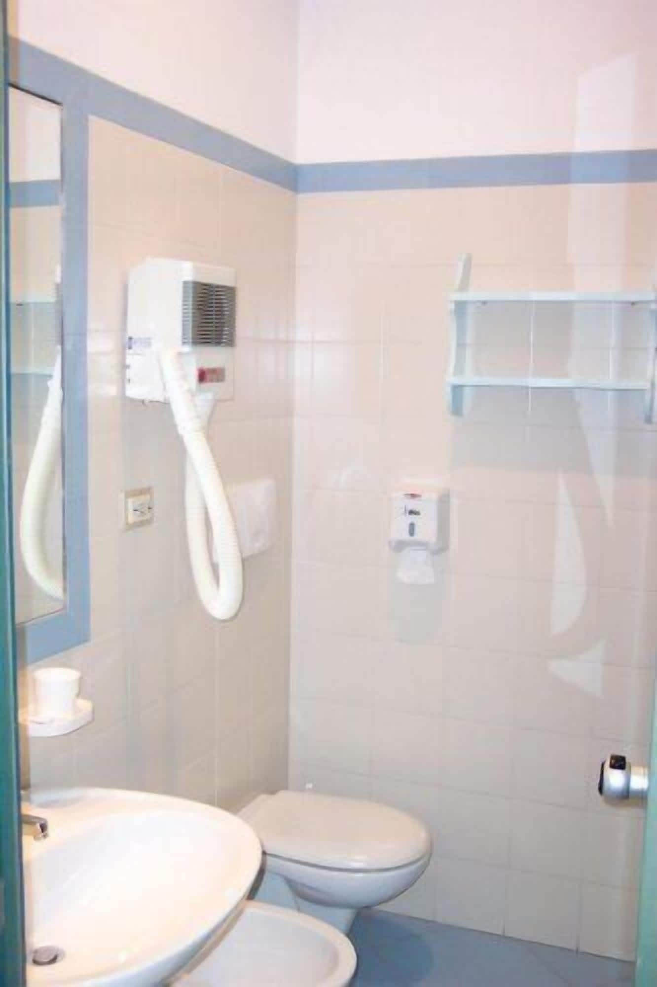 غرفة قياسية بسريرين منفصلين بإطلالة على البحر، Hotel Rizieri 2/3
