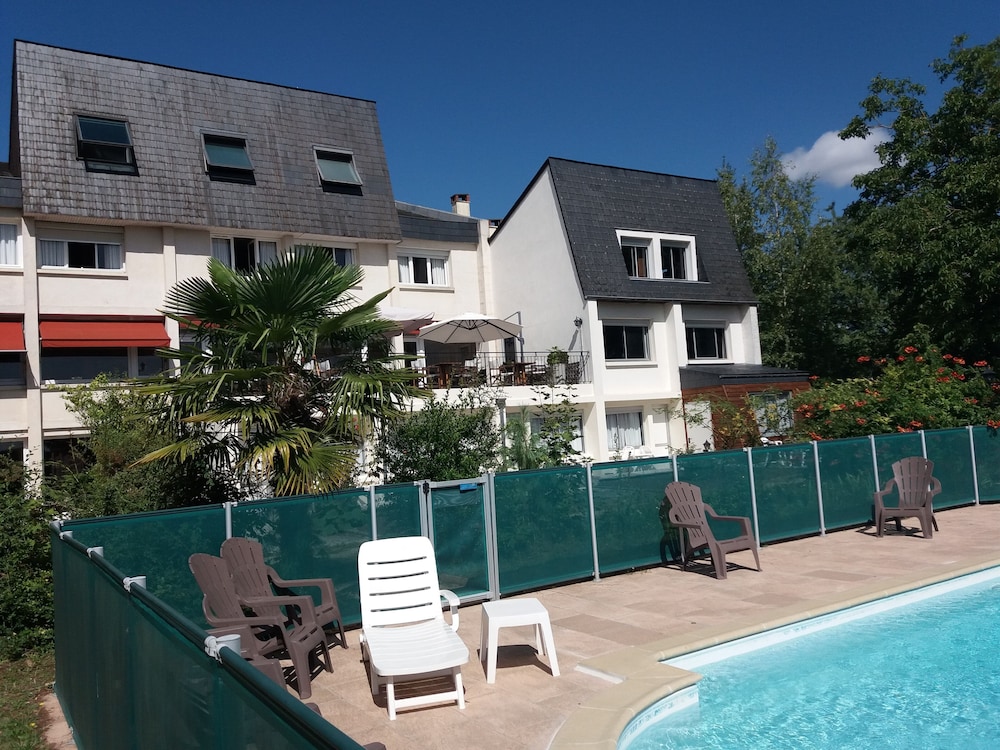 LOGIS HÔTEL LA LONGUE VUE 44/45