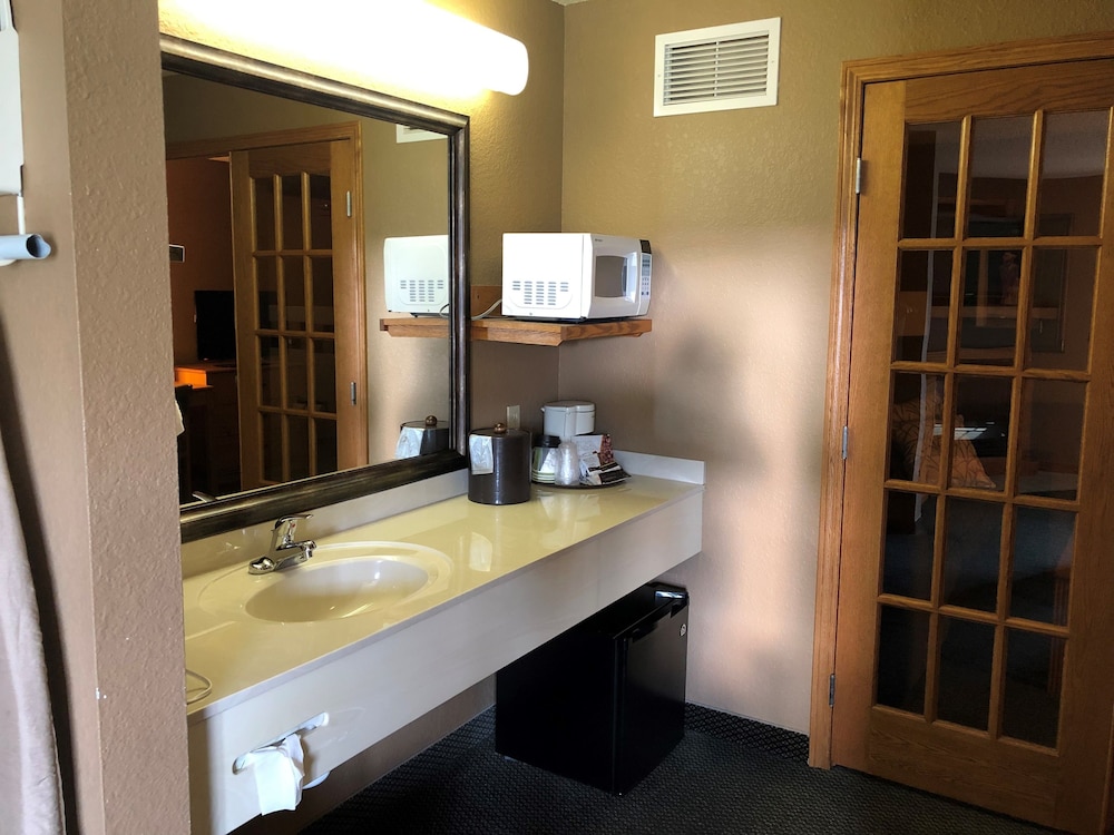 Boarders Inn & Suites by Cobblestone Hotels - Fayette 50/50