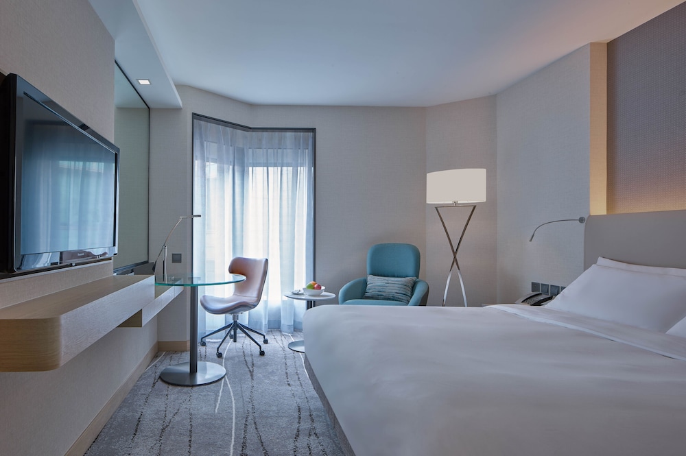 Elite Deluxe Room (with Club Lounge Access)