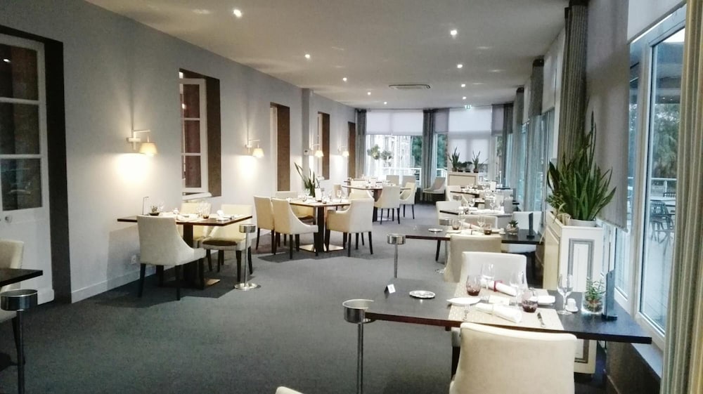 AU GRAND HOTEL 33/52