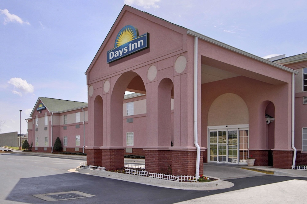 Days Inn & Suites by Wyndham Huntsville 2/19