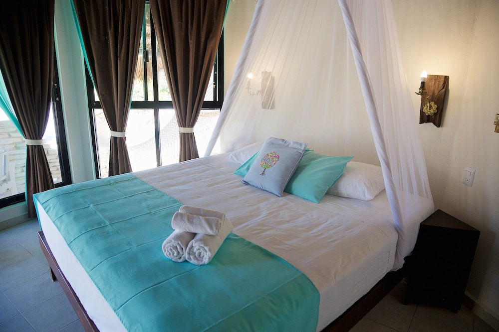 ROYAL, KING BED, OCEAN FRONT