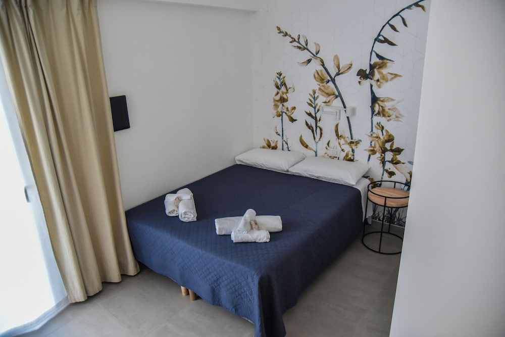ROOM, DOUBLE OR TWIN BED