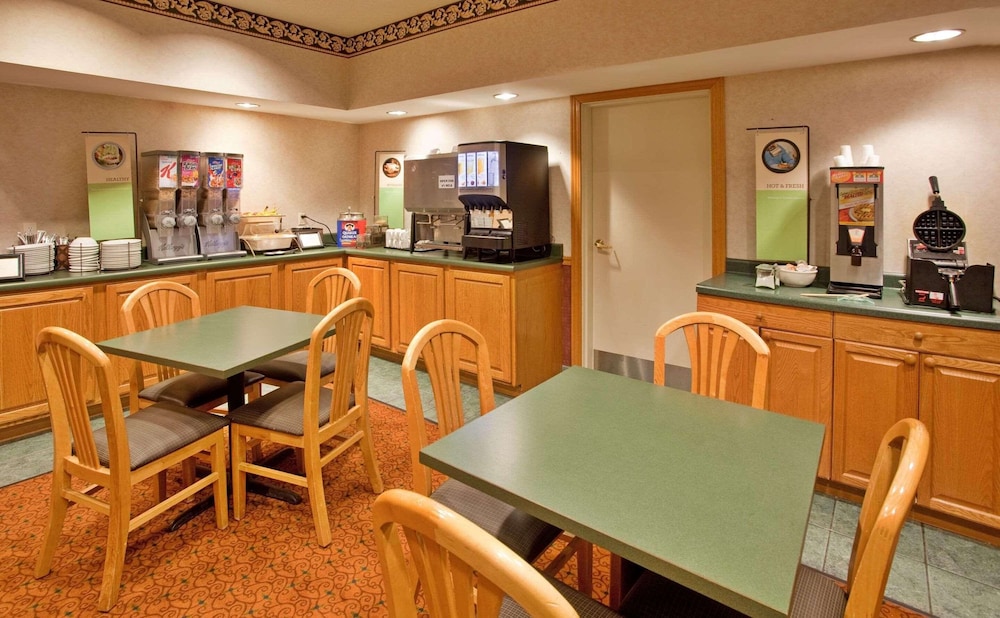 Country Inn & Suites by Radisson, Bloomington-Normal West, IL 46/56