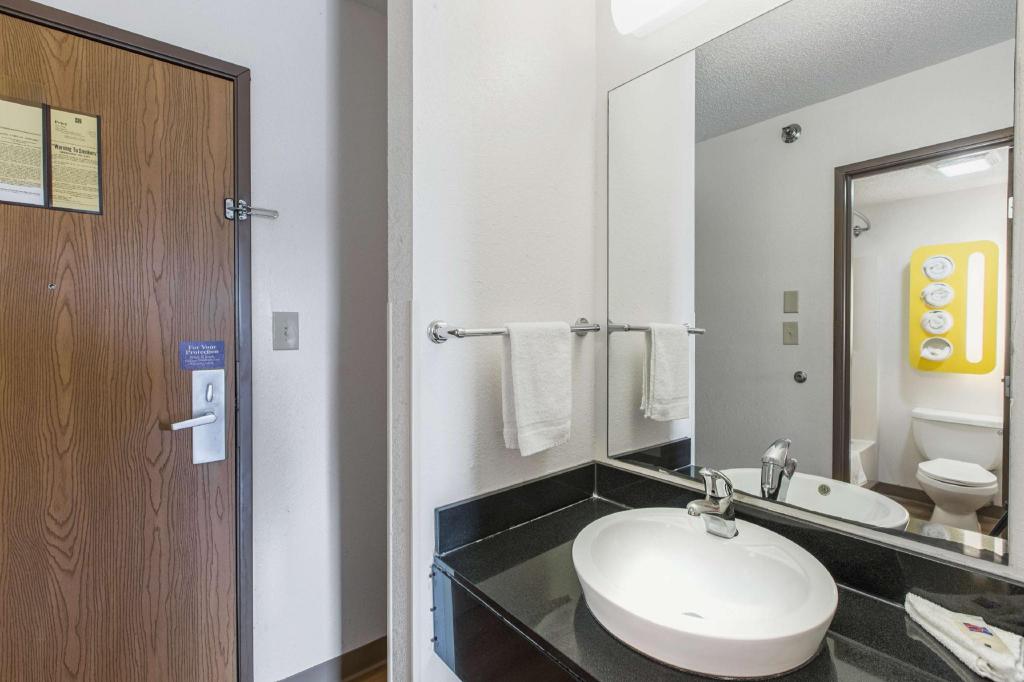 2 Full Beds - Non-Smoking، Motel6 Omaha, NE - Central 6/10