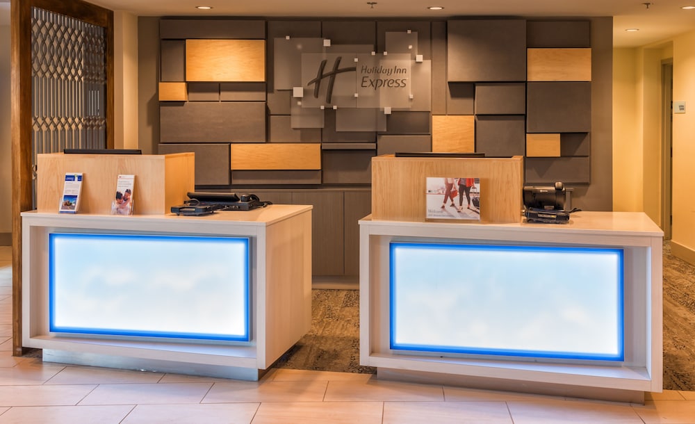 Holiday Inn Express Charleston US Hwy 17 & I-526 4/77