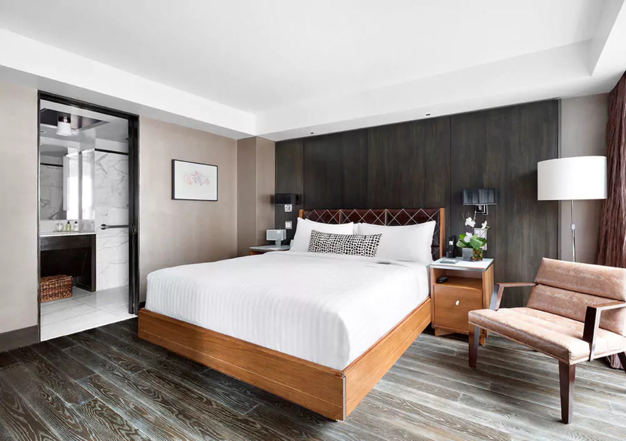 Central, Suite, Queen Bed, Sofa