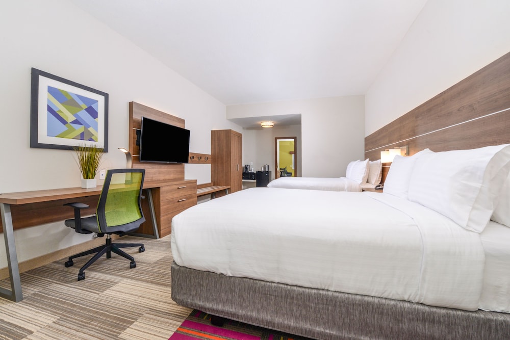 Holiday Inn Express Suites St Petersburg Seminole Area 33/74