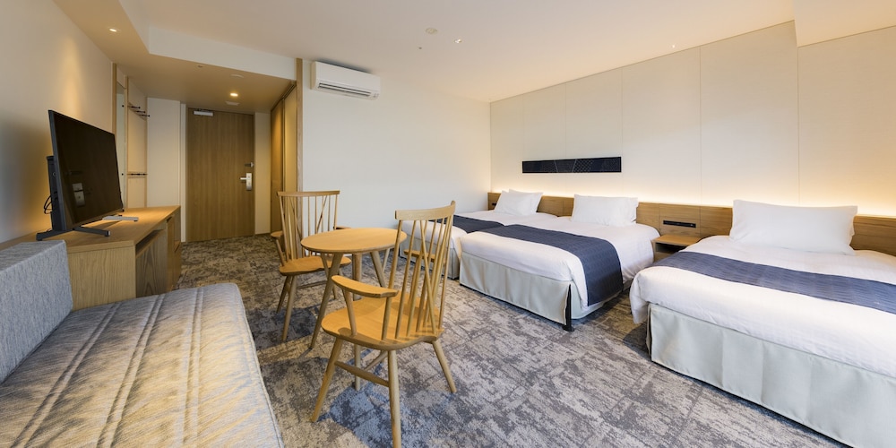 FAMILY, TWIN BEDS, LAUNDRY
