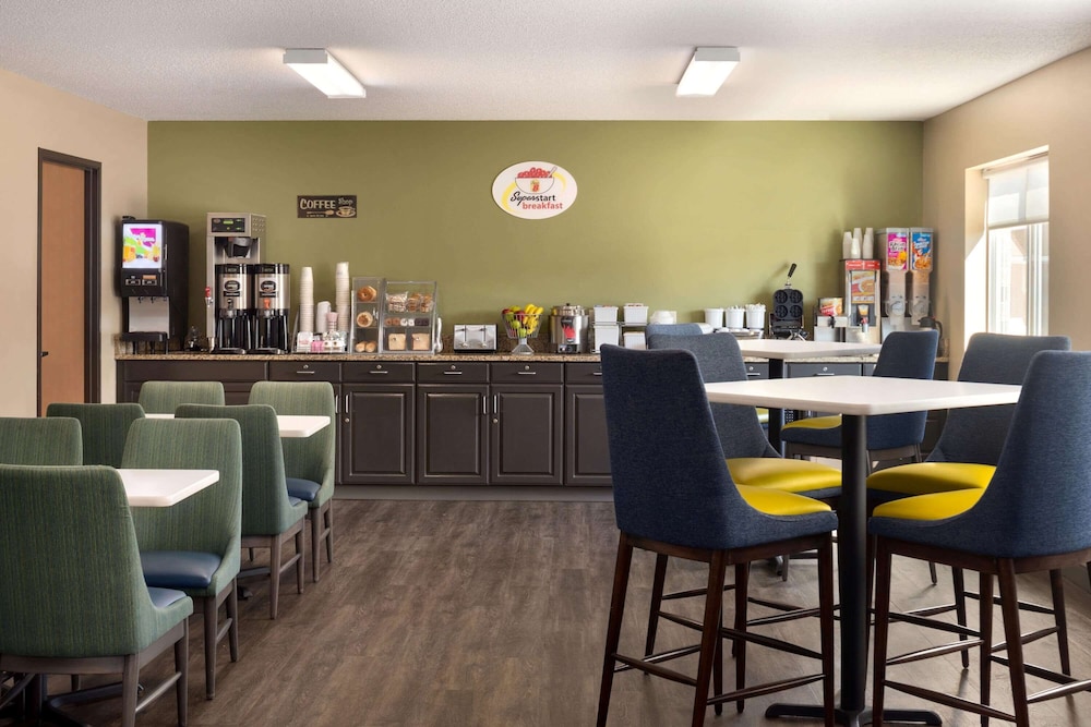 Super 8 by Wyndham Sioux Falls 25/34