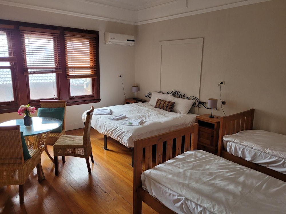 BURWOOD BED AND BREAKFAST 16/47
