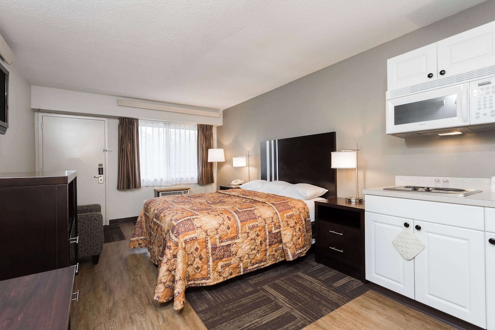 Efficiency, Queen Bed