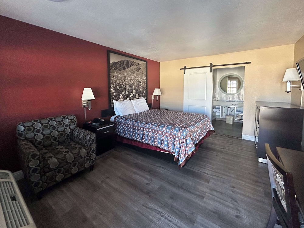 Standard, Queen Bed