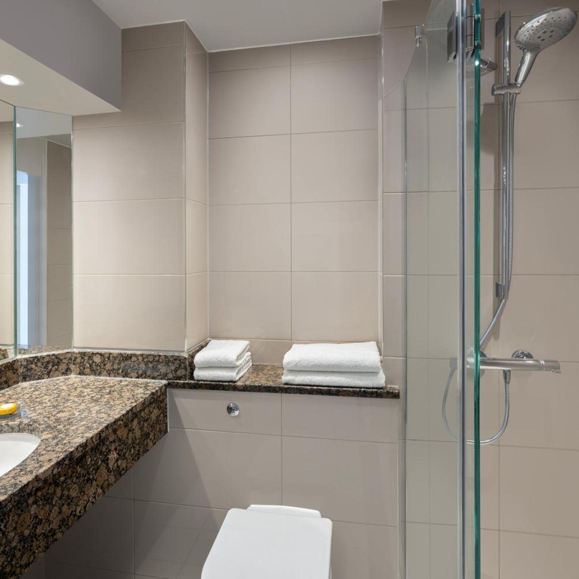 Renovated, Family, 2 Double Beds، Delta Hotels by Marriott Bristol City Centre 6/6