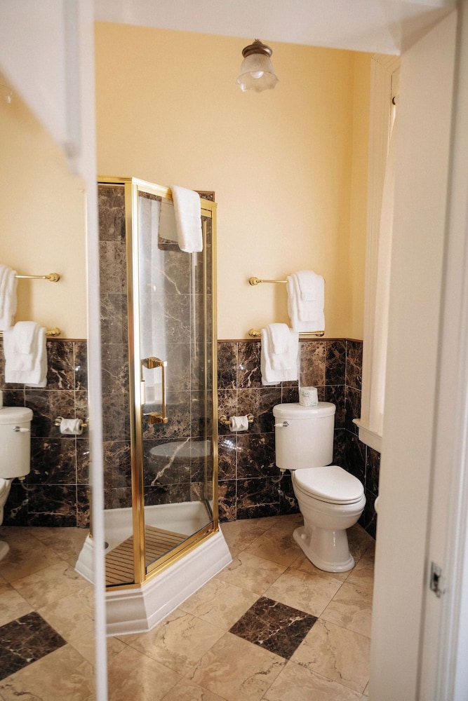 Regal, King Bed، Kenmore Inn 7/7