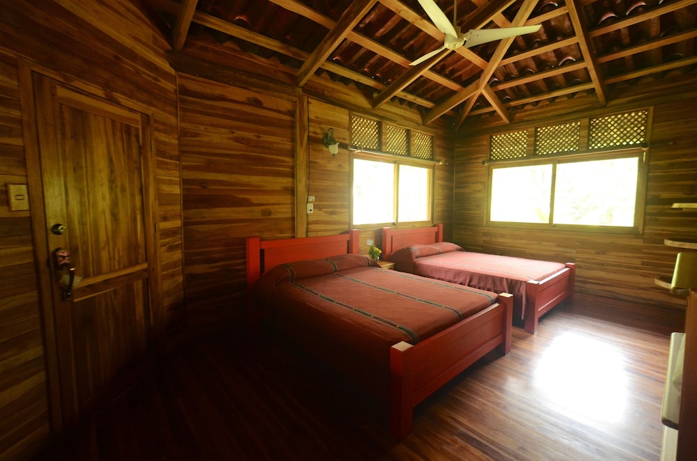 Macaw Lodge 33/64