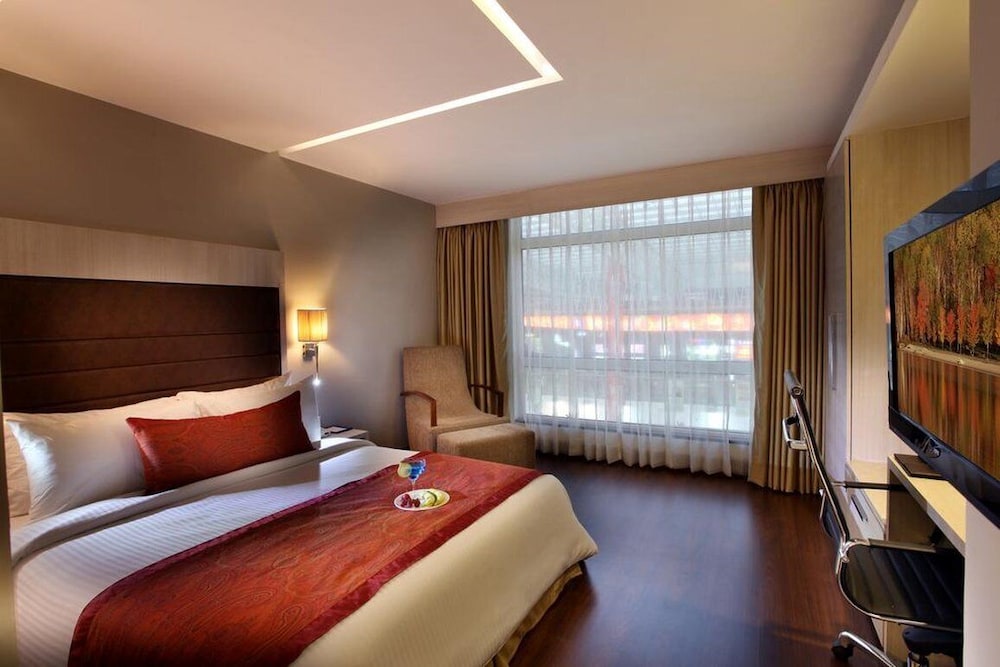 Mahagun Sarovar Portico Suites 27/38