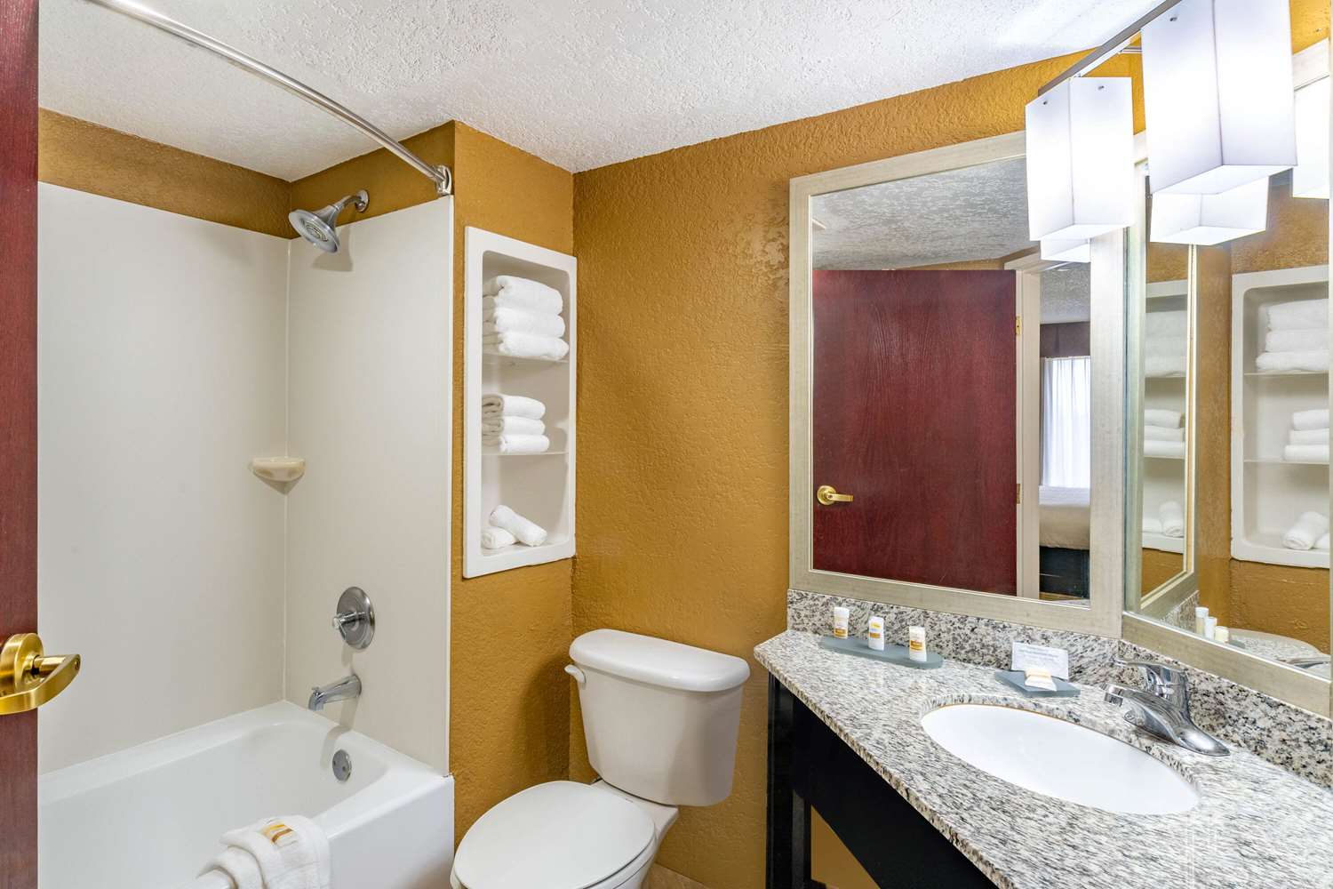 La Quinta Inn & Suites by Wyndham Hot Springs 51/57