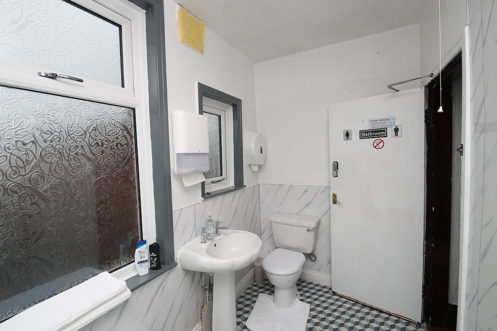 Woodville Lodge Leeds Free Parking Direct Bus to City Centre 36/45