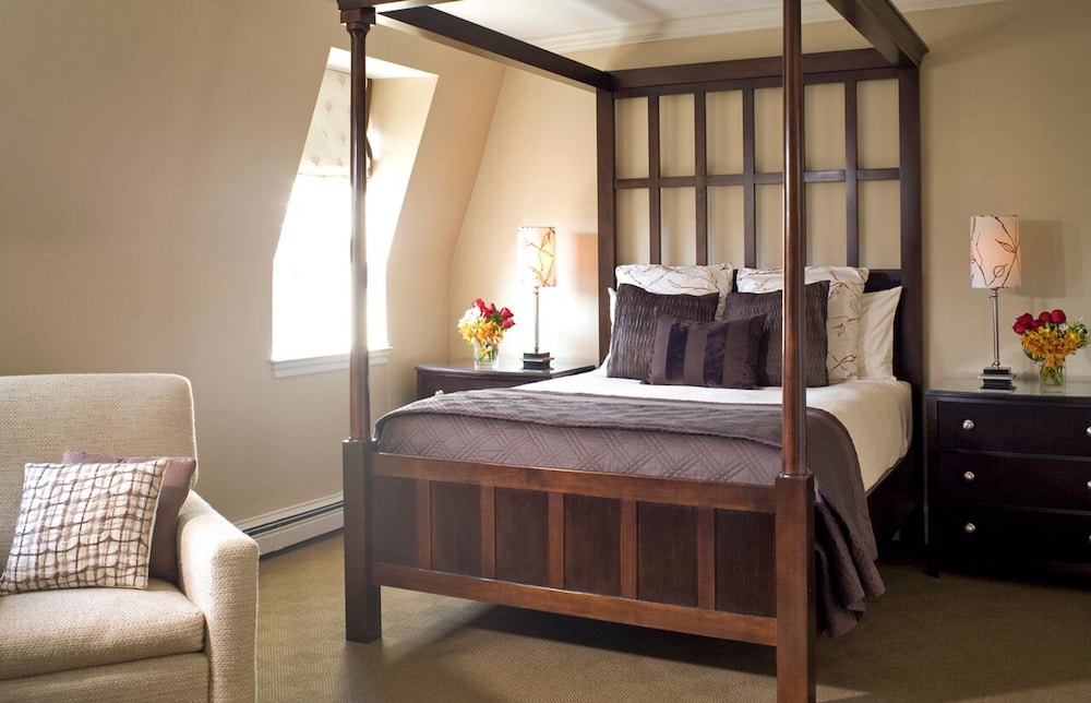 DELUXE, QUEEN BED, PRIVATE BATHROOM