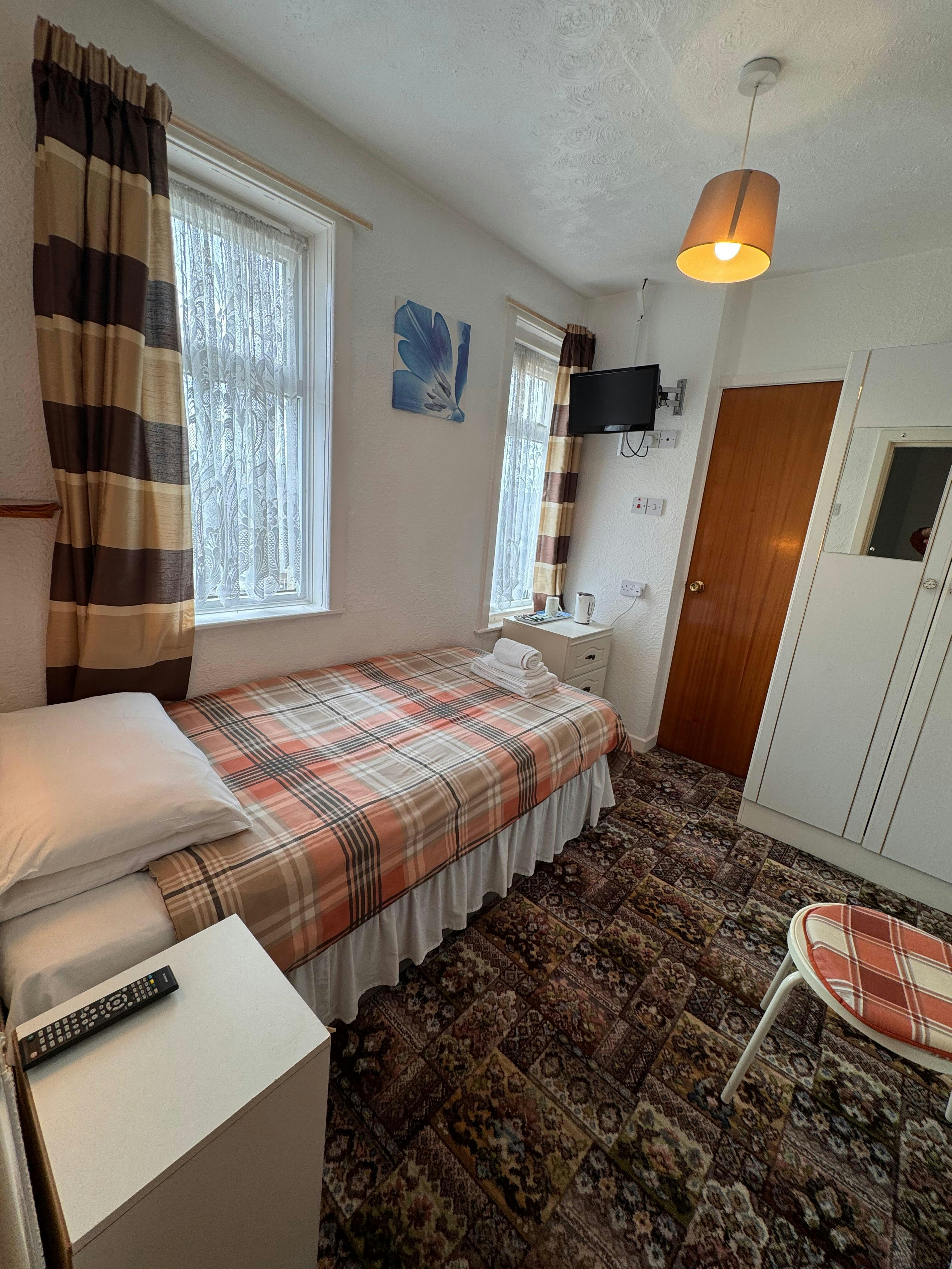 STANDARD SINGLE ROOM