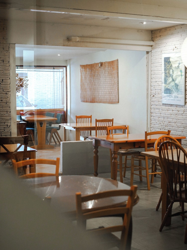 The Goose Cafe & Hostel 35/38