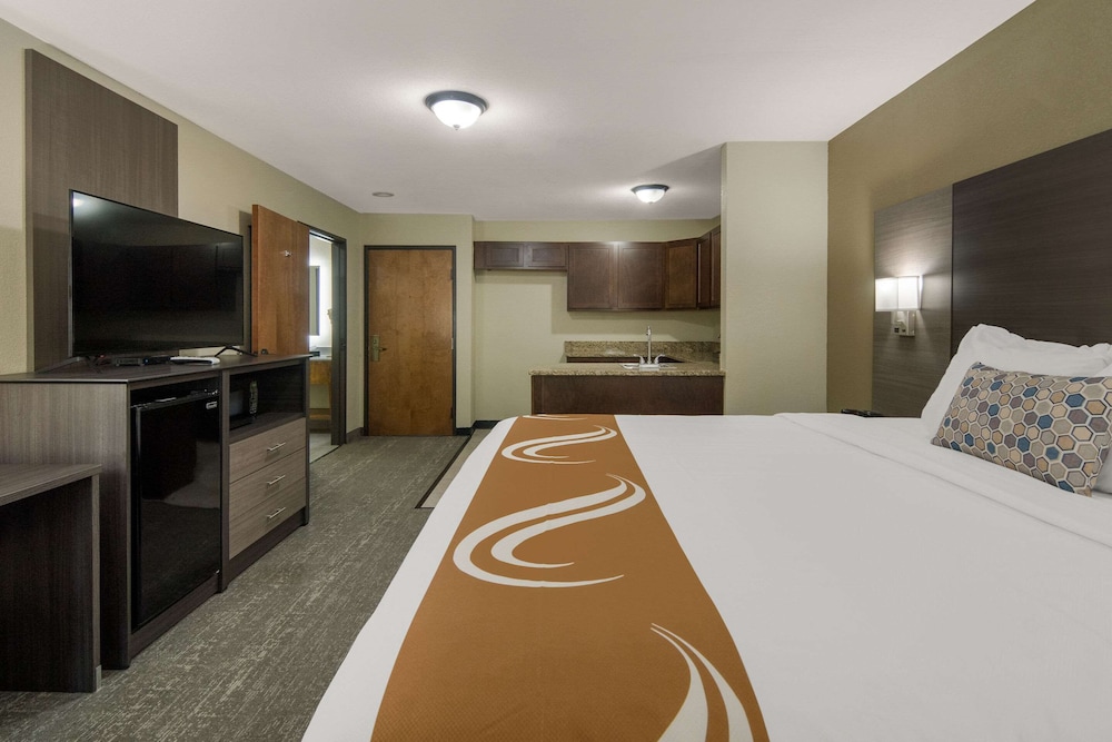 Quality Inn and Suites Roanoke Fort Worth North TX 30/46
