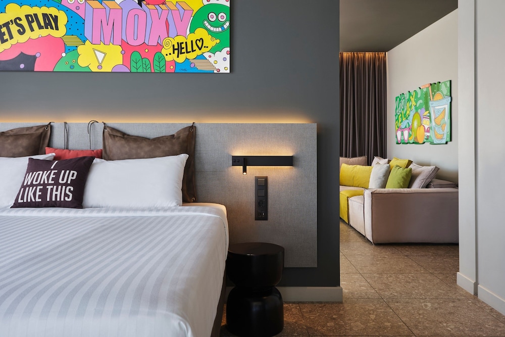 Moxy Athens City 18/66
