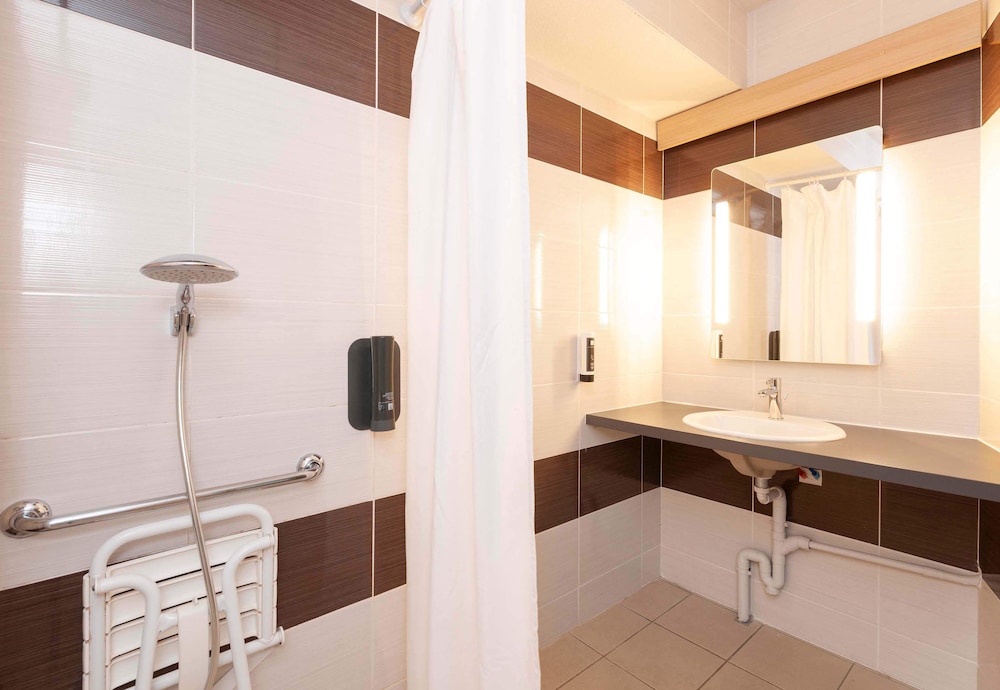 غرفة بسرير مزدوج لذوي الإعاقة، B&B HOTEL Pau Zenith 4/4